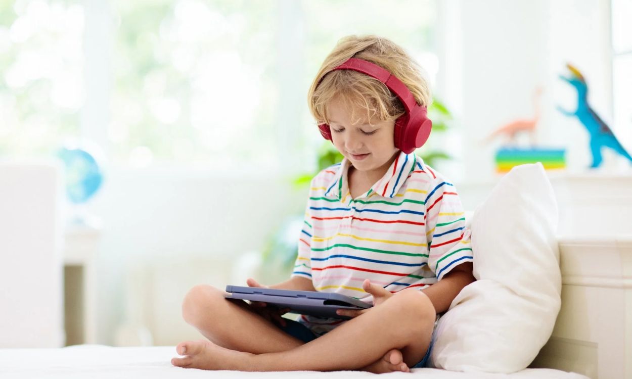 Parent managing screen time with a preschooler using a tablet in a balanced home setting